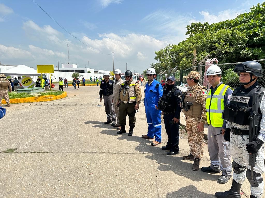 Representantes de diferentes equipos e instituciones se reúnen en una instalación industrial